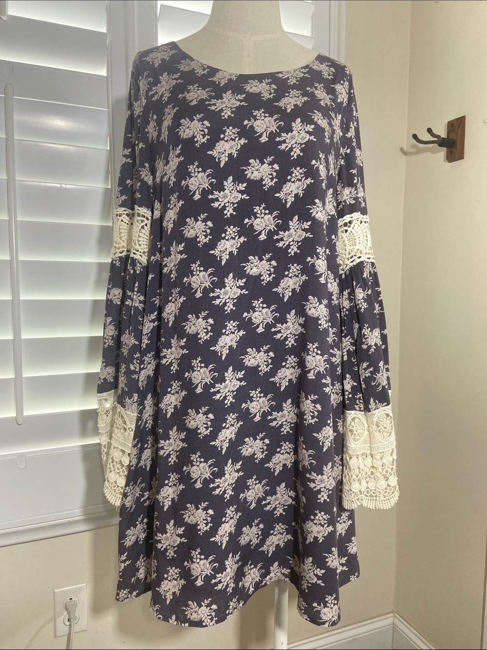 entro‎ Navy Floral Long Crochet Lace Bell Sleeve Swing Dress Size S Whimsy Boho